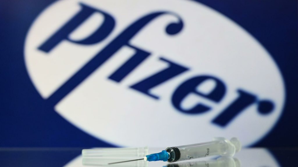 Депутатов Рады будут вакцинировать препаратом Pfizer
