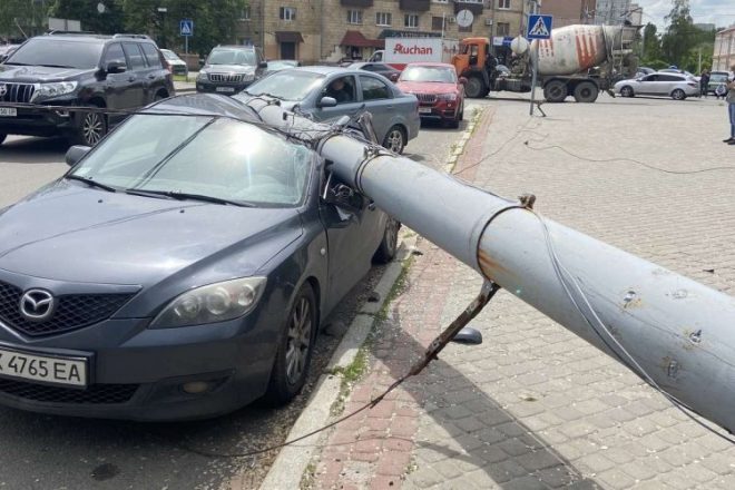  В Харькове самосвал «уронил» столб на легковушку (ФОТО)  