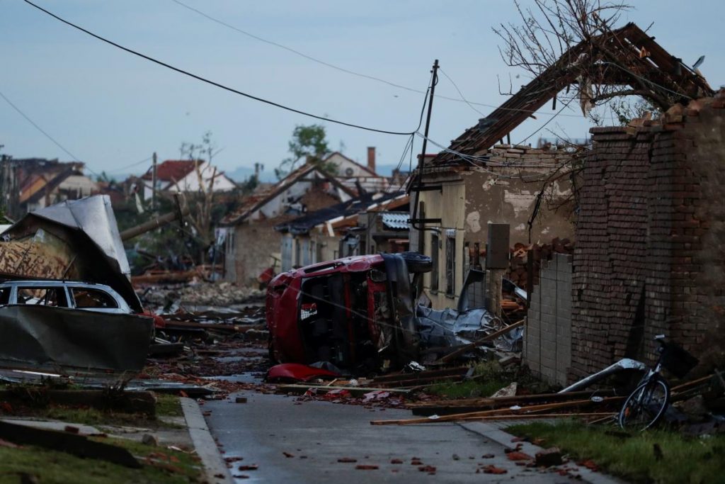 Разрушительное торнадо в Чехии: около 300 пострадавших (ФОТО, ВИДЕО)