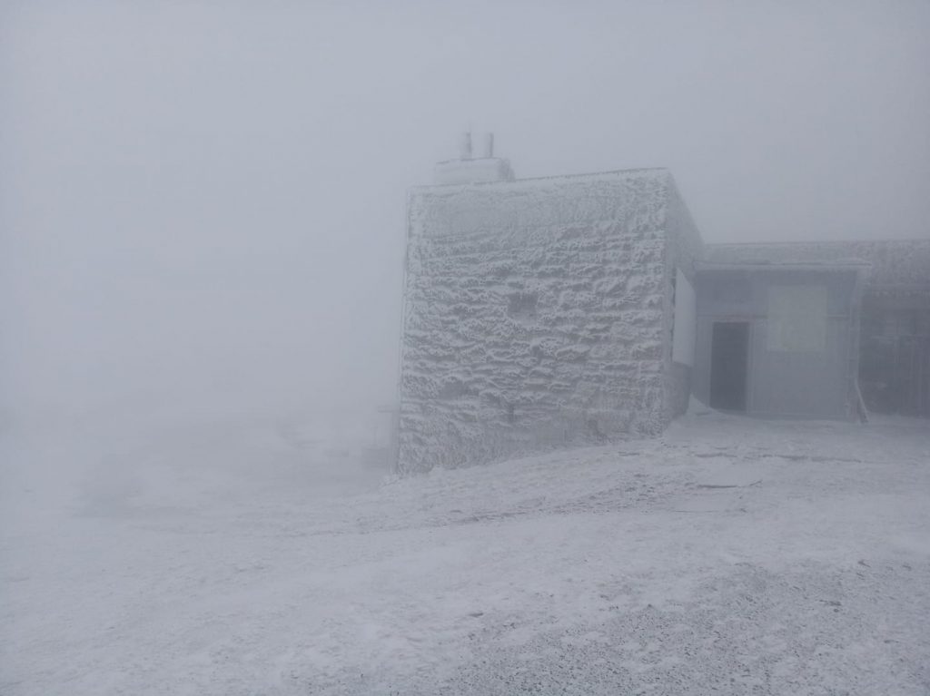 На высокогорье Карпат снова выпал снег (ФОТО)