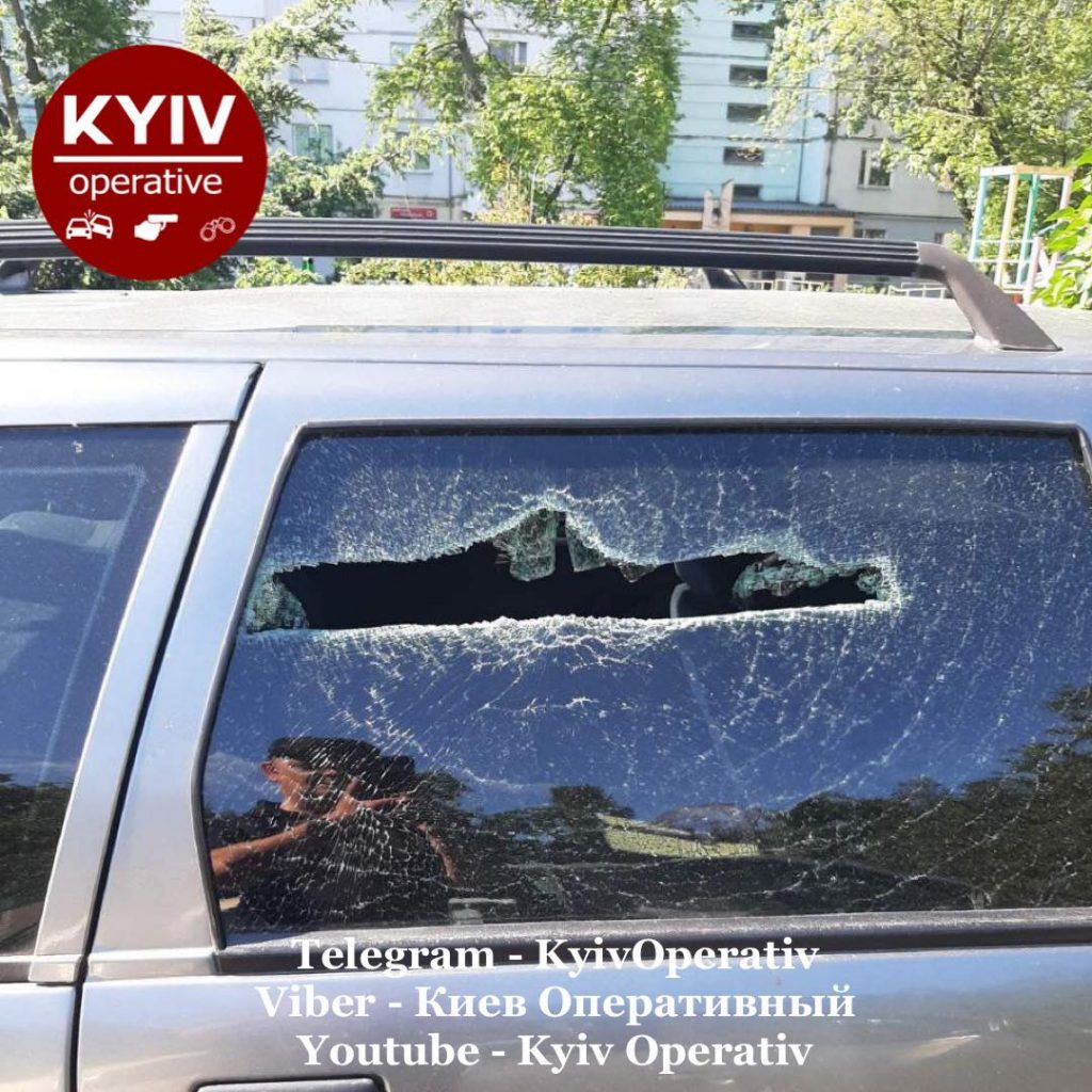 На Оболони в Киеве лысый дебошир погромил кафетерий и авто