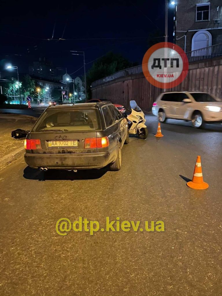 На Караваевых дачах в Киеве Audi врезалось в девушку на мотоцикле