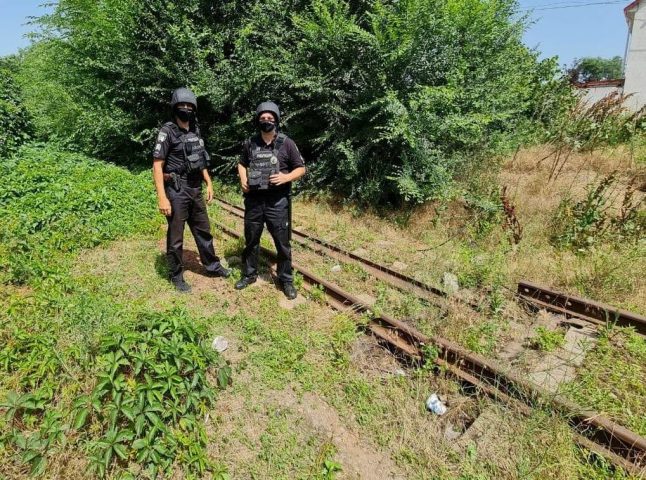 В Запорожье задержали двух мужчин, разбирающих железнодорожную колею (ФОТО)