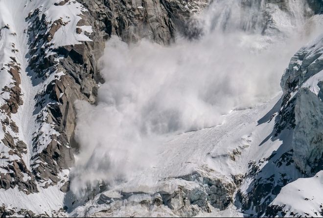 На Эвересте сошла лавина, засыпав часть альпинистского маршрута