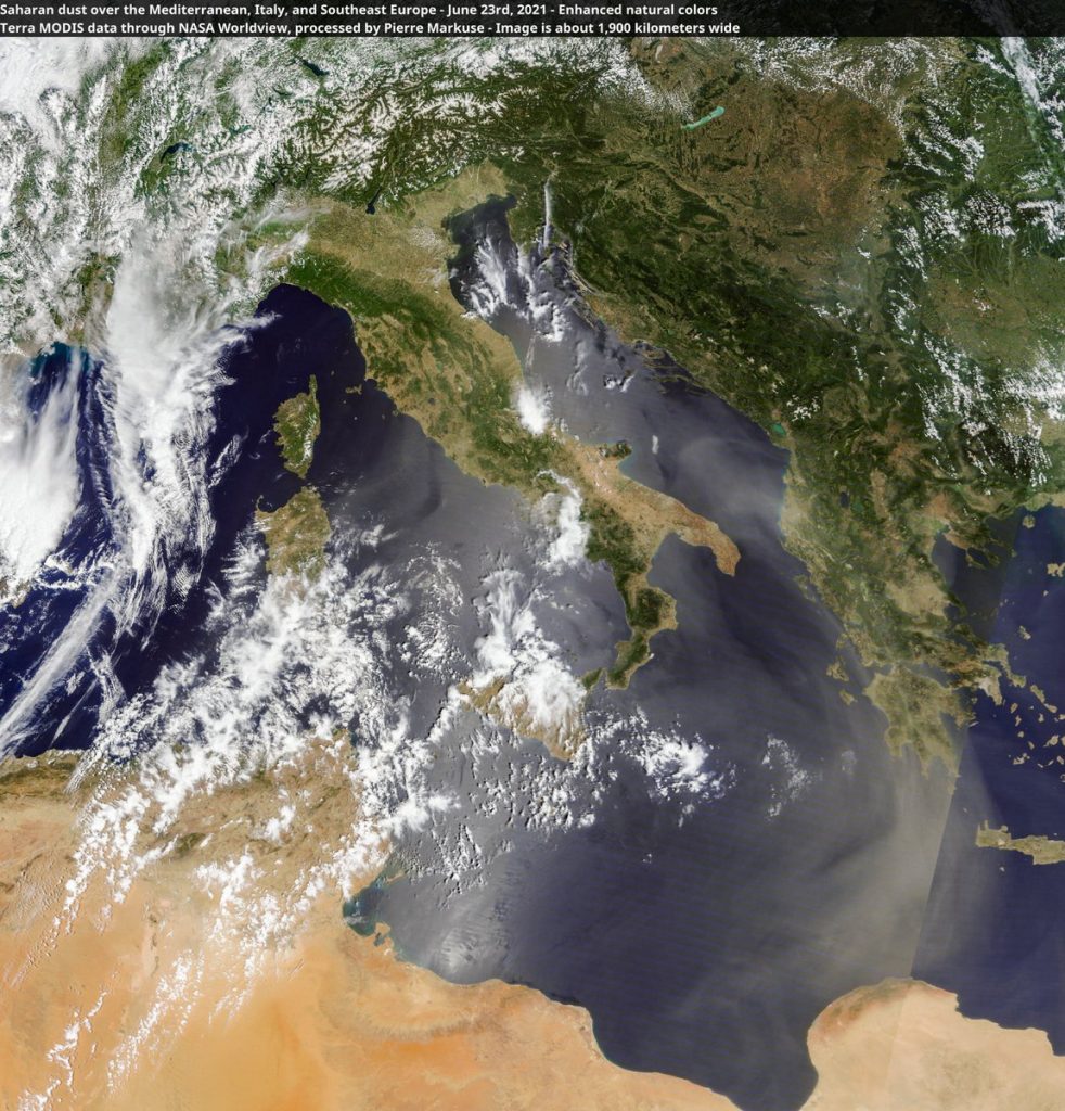 Плотное облако пыли из Сахары движется в Европу (ФОТО)