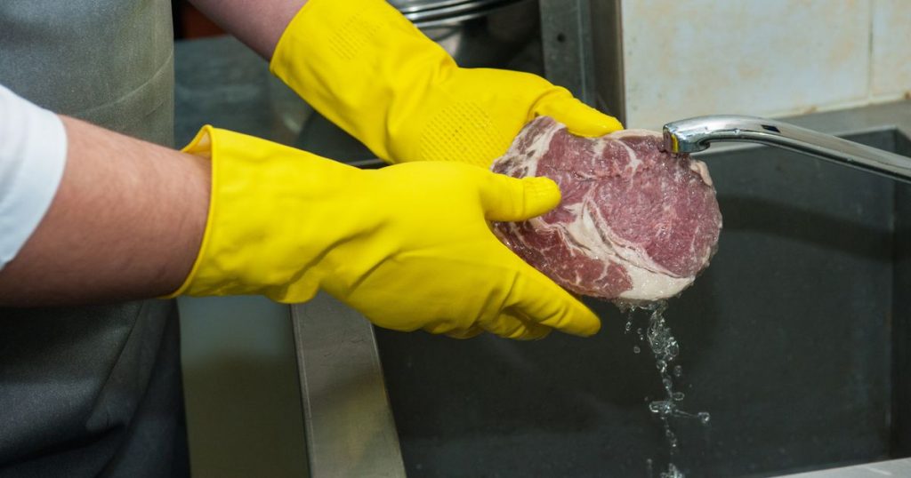 Эксперты запретили мыть мясо перед приготовлением