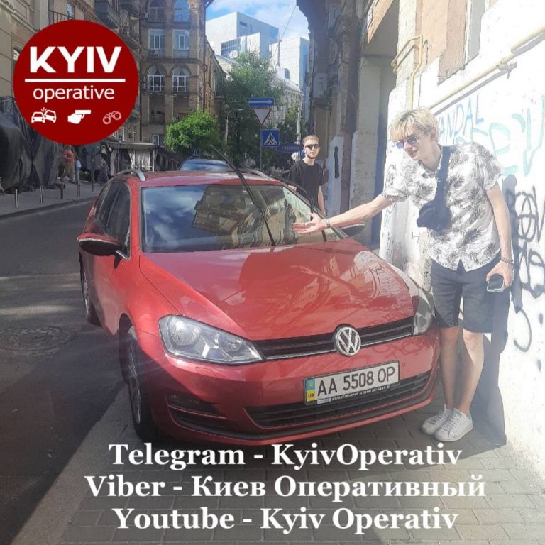 В центре Киеве «герой парковки» отличился хамством на тротуаре (ФОТО)