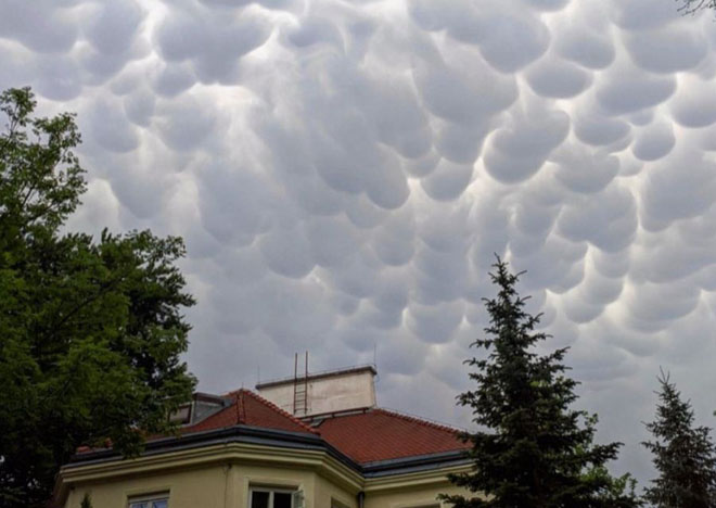 В небе над Польшей образовались вымеобразные облака (ФОТО, ВИДЕО)