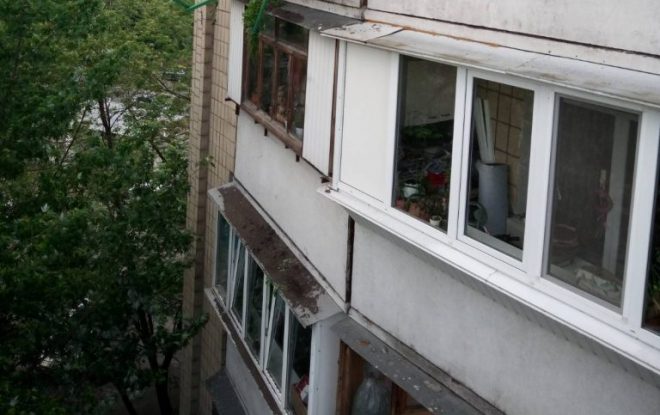В Киеве мужчина устроил огород на балконе, произошел обвал (ФОТО)