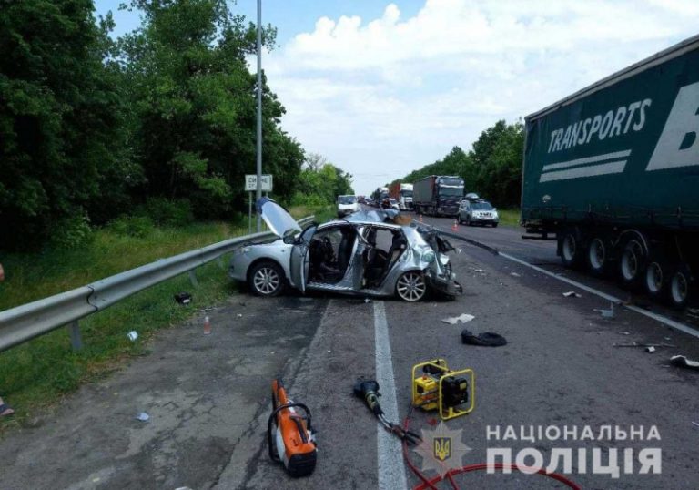 ДТП на трассе Киев-Чоп: два иностранца погибли, еще трое в больнице (ФОТО)