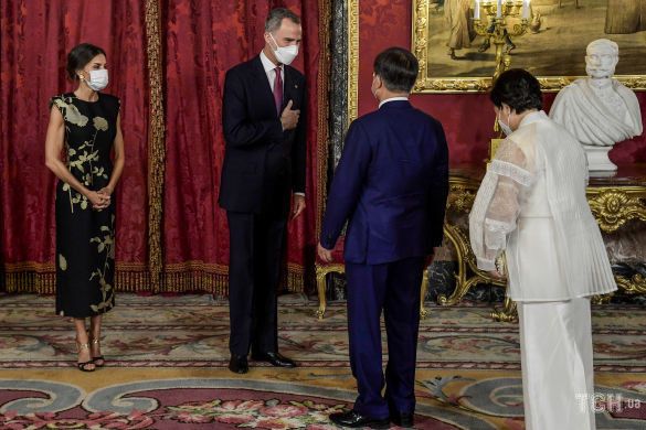 Королева Испании Летиция удивила новым образом на официальном приеме