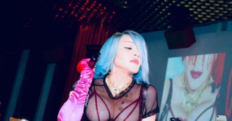 Мадонна с обнаженной грудью станцевала в гей-клубе (ФОТО)