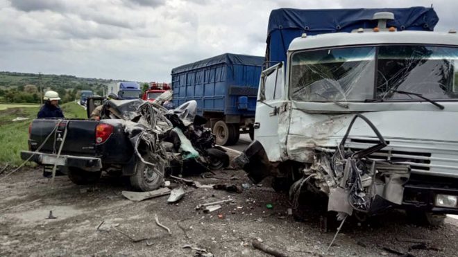 На Днепропетровщине столкнулись Mitsubishi и КАМАЗ: водитель погиб (ФОТО)