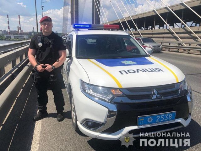 На Южном мосту в Киеве полиция увидела «парад самоубийц» (ФОТО, ВИДЕО)