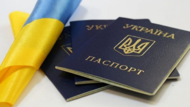 Отмена паспортов в виде книжечек чревата рисками – эксперт