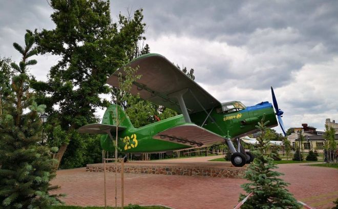 НА КПИ в Киеве появился памятник легендарному самолету