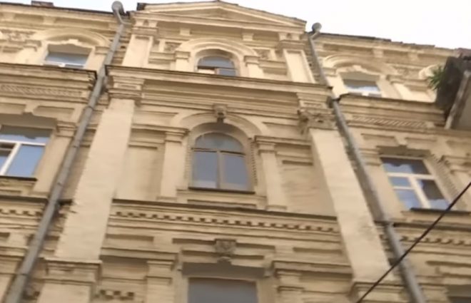 Потолок обвалился на 71-летнюю киевлянку (ВИДЕО)