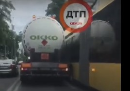 В Киеве столкнулись бензовоз и троллейбус (ВИДЕО)