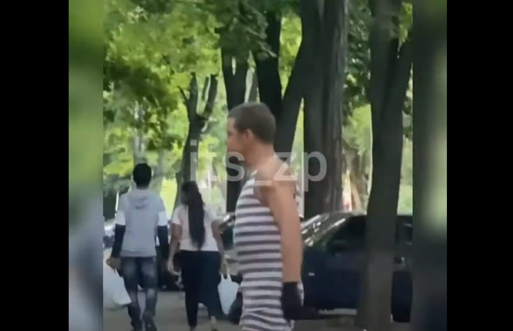 Житель Запорожья выбрал женское платье для прогулки по городу (ВИДЕО)