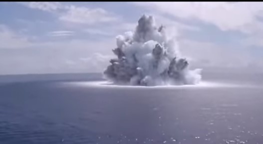  Военные испытали авианосец близким взрывом 18-тонной бомбу (ВИДЕО)