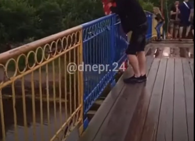 Решила освежиться: на Днепропетровщине пьяная женщина прыгнула с моста в реку (ВИДЕО)