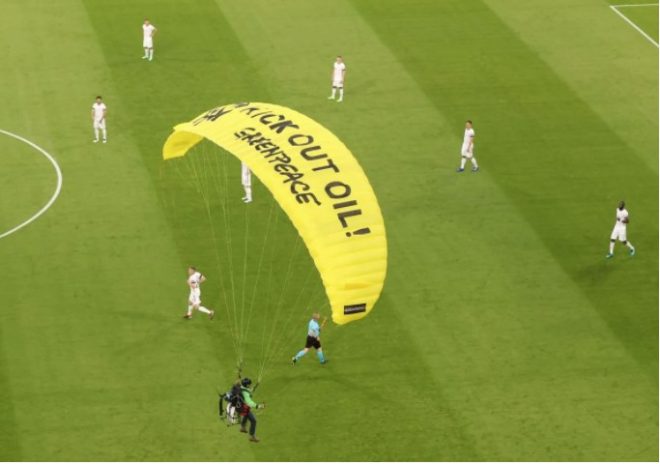Матч Евро-2020 едва не сорвал парашютист с необычным посланием (ВИДЕО)