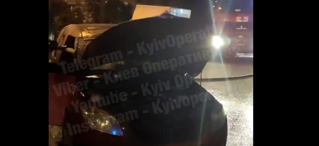 На Корчеватом в Киеве Skoda загорелась прямо на дороге