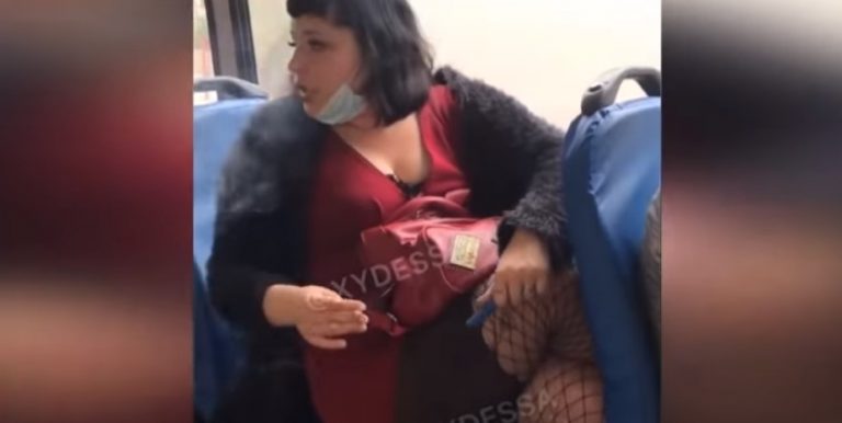 Одесситка разлеглась и закурила посреди троллейбуса (ВИДЕО)