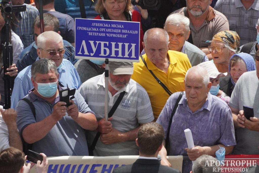 Возле Рады чернобыльцы протестуют против уменьшения соцпомощи (ФОТО, ВИДЕО)