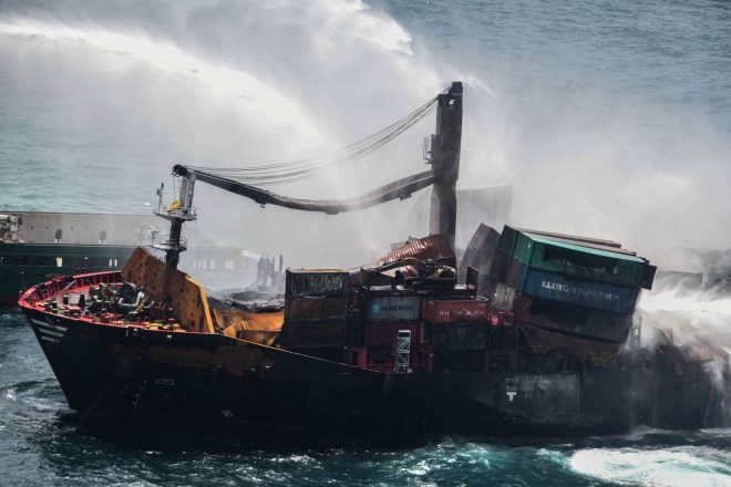 У берегов Шри-Ланки затонул контейнеровоз с химикатами (ФОТО, ВИДЕО)