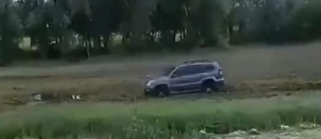 В Броварах водитель внедорожника застрял в болоте (ФОТО, ВИДЕО)
