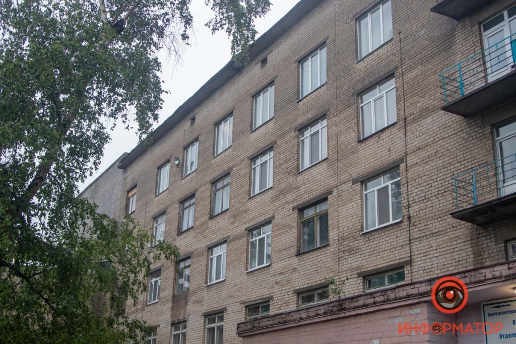 Пожилой пациент выпрыгнул из окна днепровской больницы
