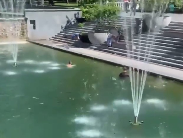 В Харькове мужчина устроил заплыв в фонтане