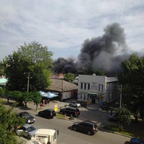 В Харьковской области начали гореть гаражи на рынке (ФОТО, ВИДЕО)
