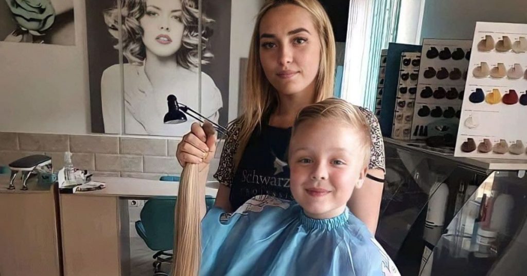 В Хмельницкой области школьница отрезала волосы, чтобы помочь онкобольной девочке (ФОТО)