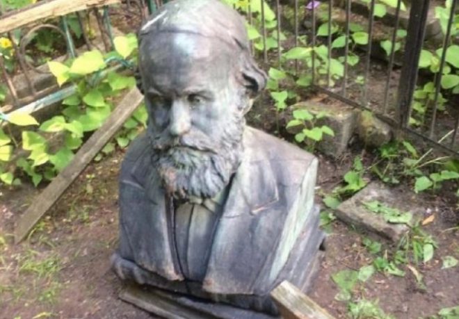 В Киеве надругались над могилой знаменитого ученого (ФОТО)