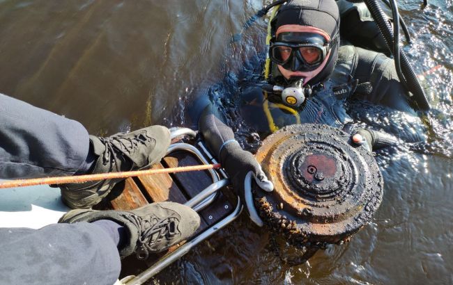 В Киеве в Гидропарке нашли мину (ФОТО)