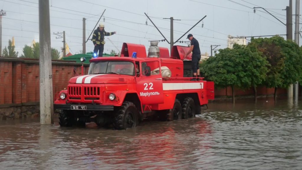 В Мариуполе затопило улицы: люди не могли выбраться из дома (ФОТО)