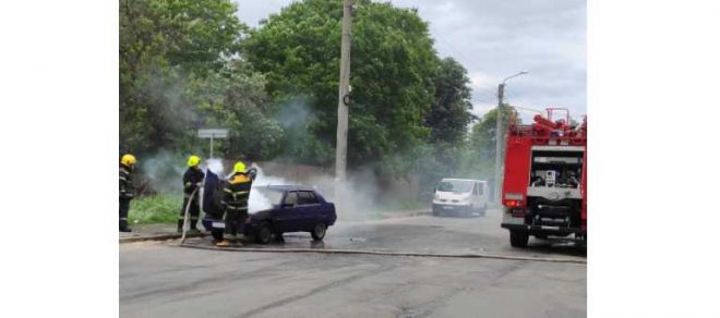В Миргороде прямо на дороге загорелся автомобиль ЗАЗ (ФОТО)