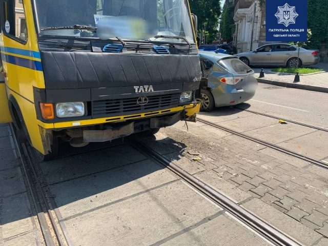 В Одессе автобус врезался в легковушку (ФОТО, ВИДЕО)