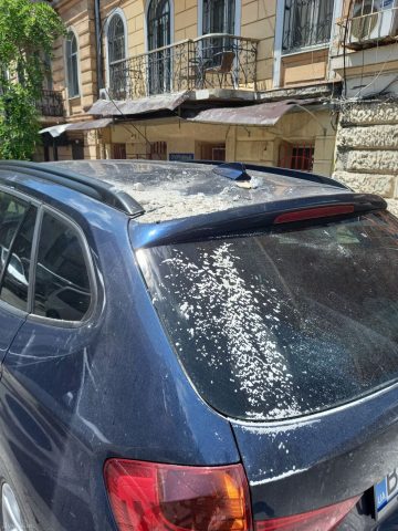 В Одессе кусок карниза упал на автомобиль (ФОТО)