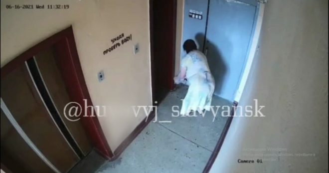 В Славянске женщина наказала соседей, подбросив фекалий по дверь