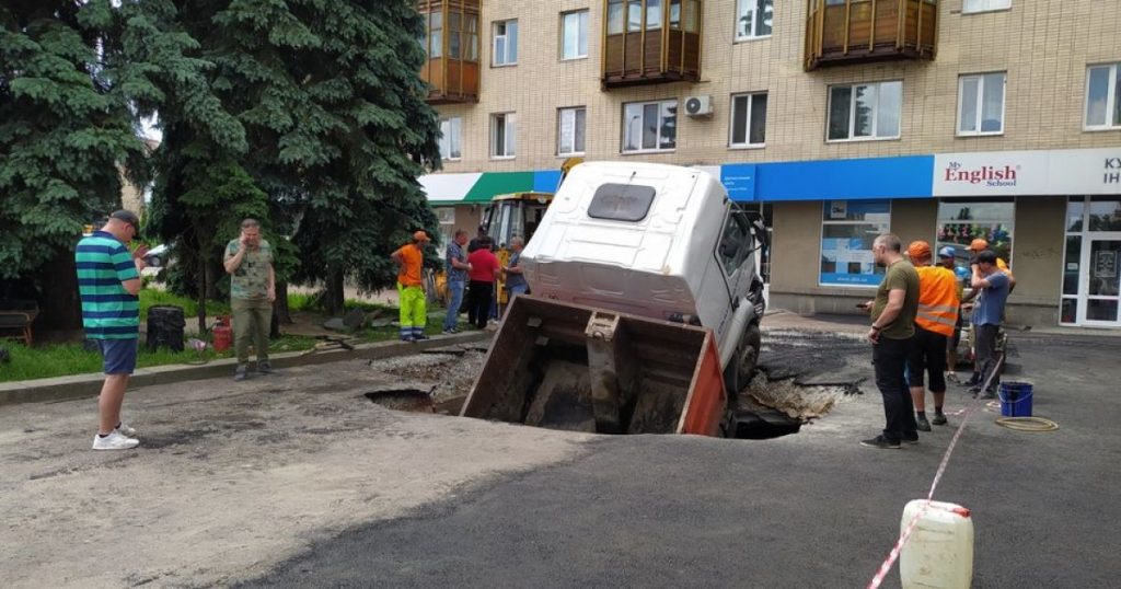 В Житомире грузовик внезапно провалился под землю (ФОТО, ВИДЕО)