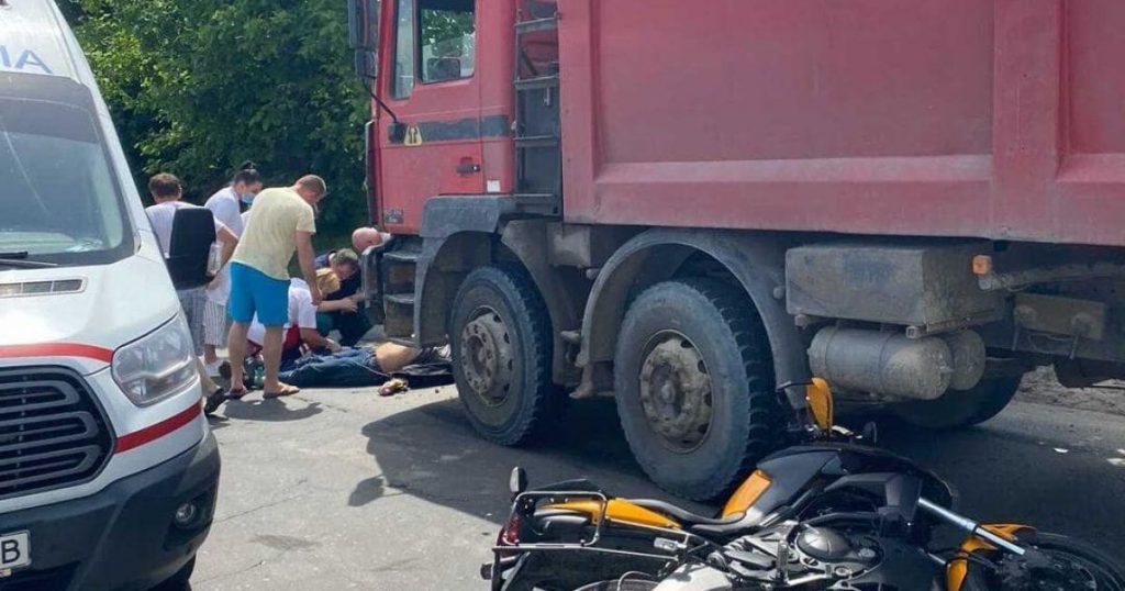 Во Львове после столкновения с фурой погиб мотоциклист (ФОТО, ВИДЕО)