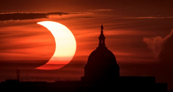 Жители Земли наблюдали кольцеобразное солнечное затмение (ФОТО)