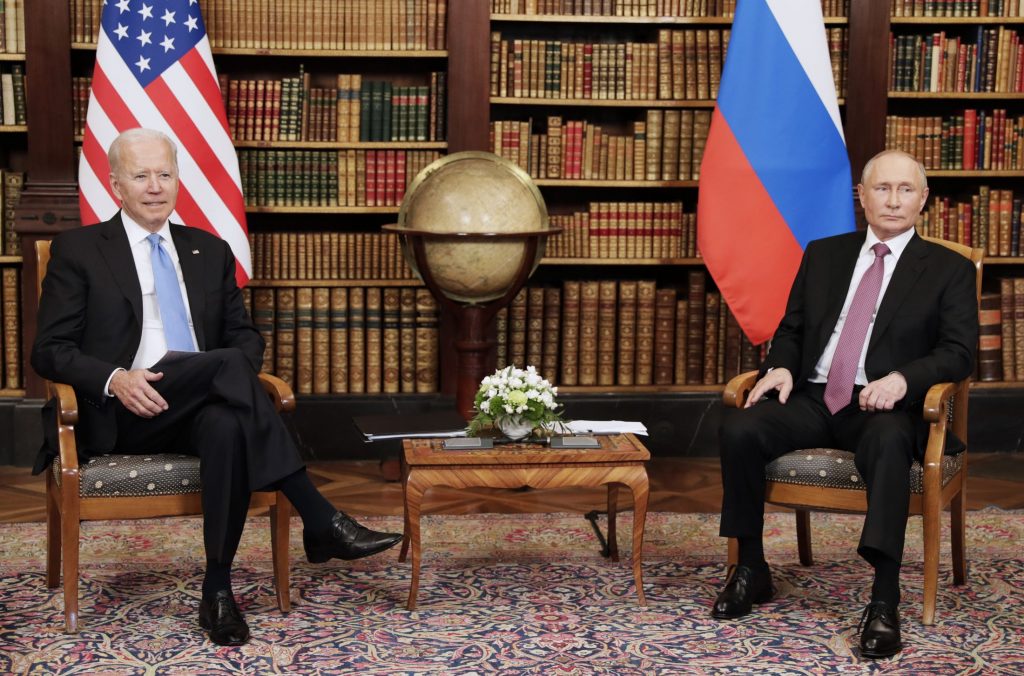 Эксперт рассказал, о чем будут говорить Путин и Байден