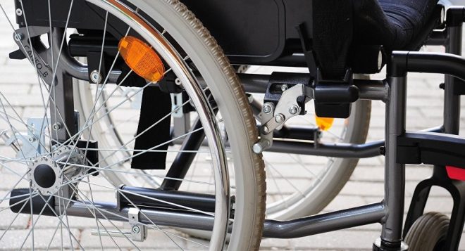 Мужчина поднялся с инвалидной коляски, чтобы принять участие в драке (ВИДЕО)