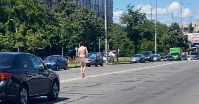 На Троещине по дороге ходил голый мужчина (ФОТО, ВИДЕО)