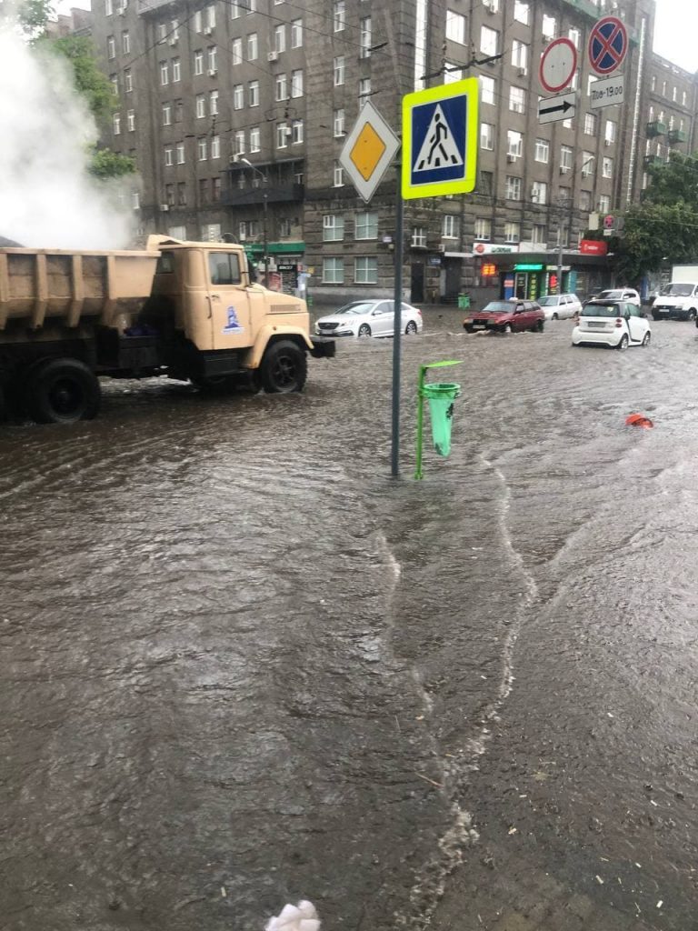В Харькове кладут асфальт прямо под дождем (ФОТО, ВИДЕО)