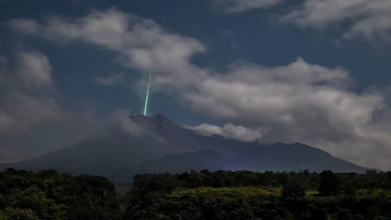 В Индонезии зафиксировали таинственный зеленый луч (ФОТО)